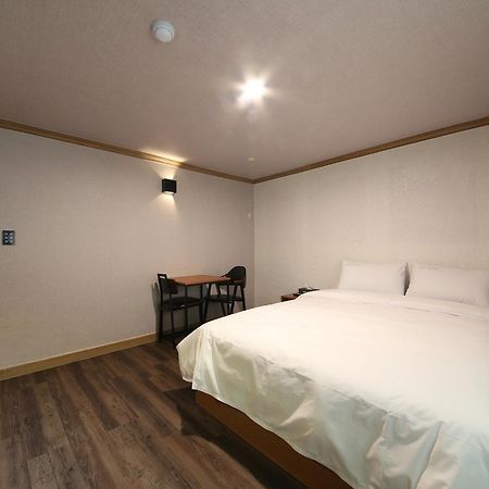 Art Hotel Gumi ภายนอก รูปภาพ