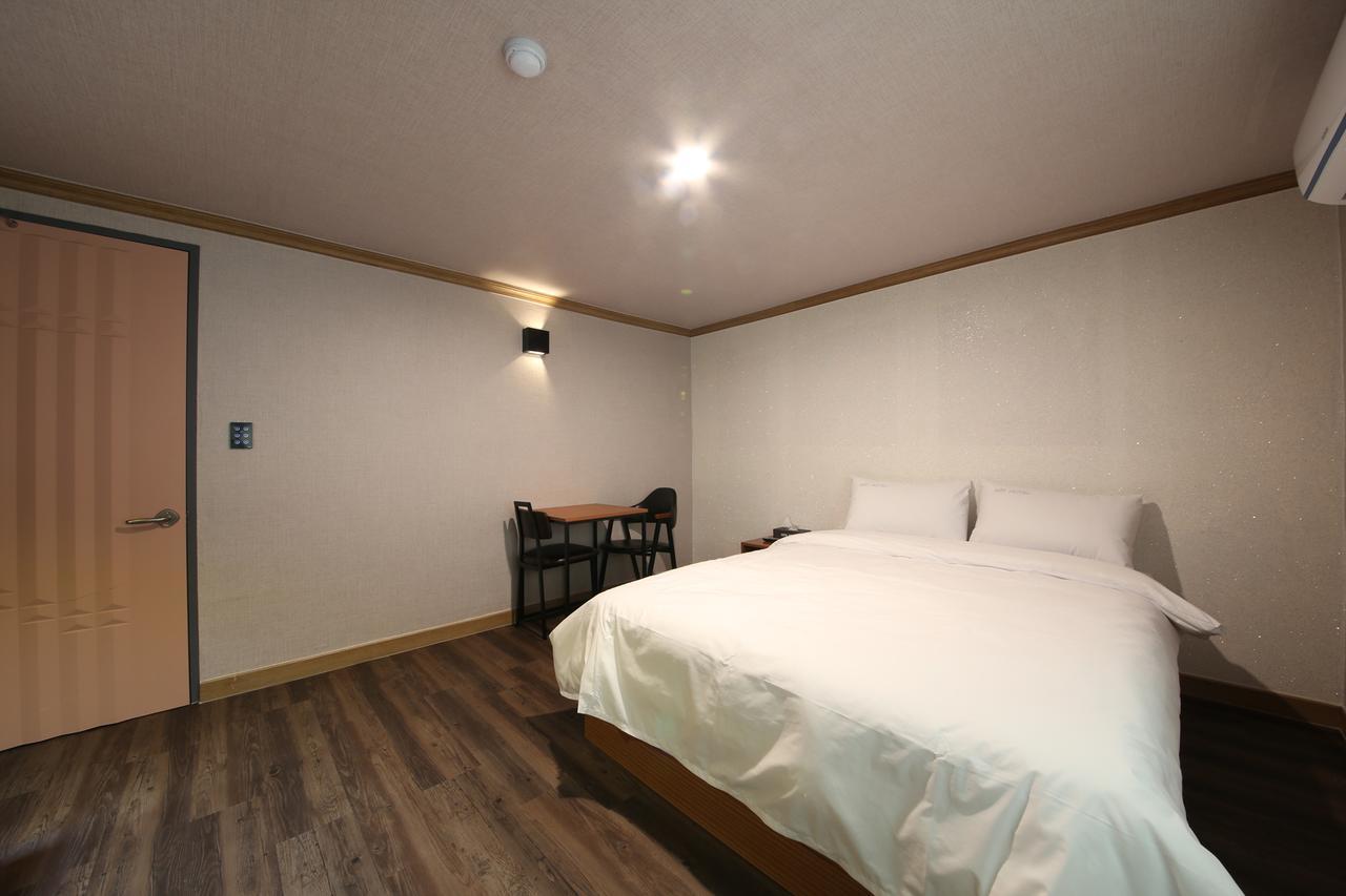 Art Hotel Gumi ภายนอก รูปภาพ
