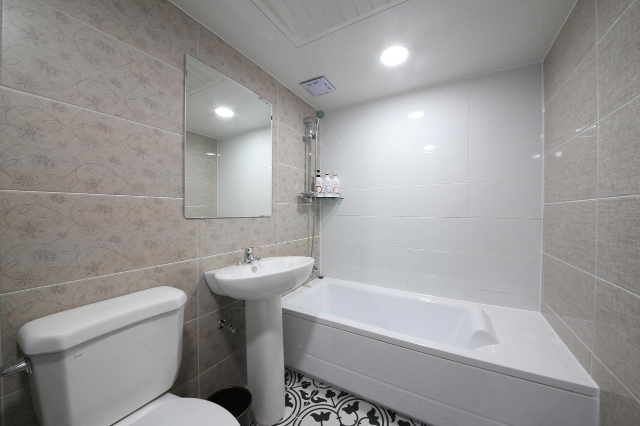 Art Hotel Gumi ภายนอก รูปภาพ