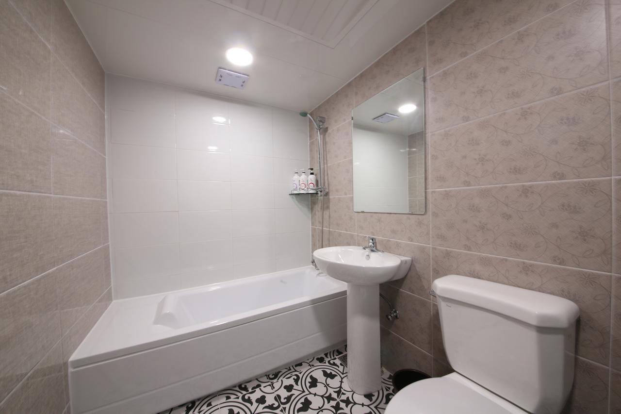 Art Hotel Gumi ภายนอก รูปภาพ